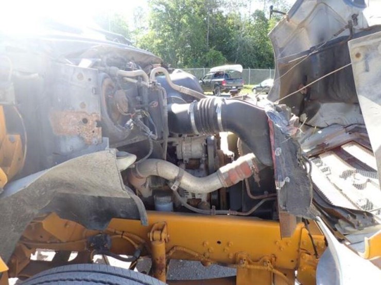 2005-ford-f750-xlt-image-32