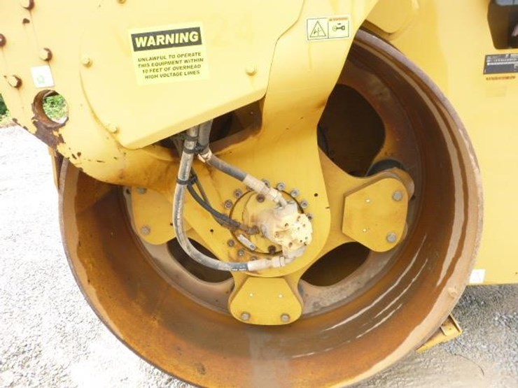 2014-caterpillar-cb64-image-12