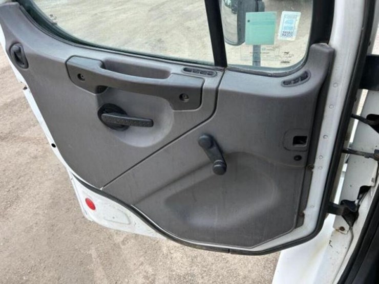 2006-freightliner-business-class-m2-106-image-14