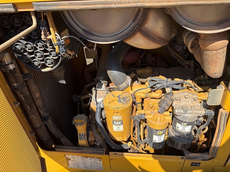 2017-caterpillar-d6k2-lgp-image-24