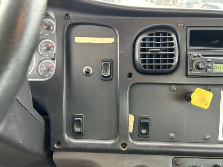2006-freightliner-business-class-m2-106-image-17