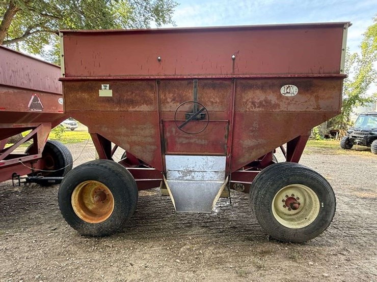 j+m-gravity-box,-24”-extension,-385/65r22.5-tires-on-j+m-8-bolt-rim-running-gear,-comes-with-side-or-image-3