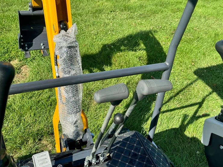 2025-cfg-industrial-xz20r-mini-excavator-...-unused-image-10