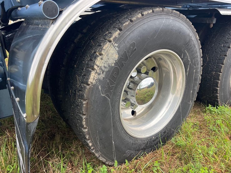 2019-peterbilt-389-image-18