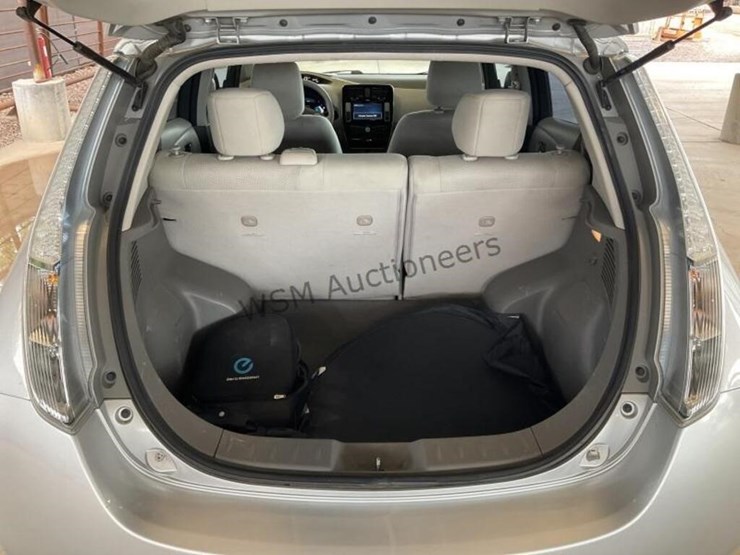 2014-nissan-leaf-sv-hatchback-image-9