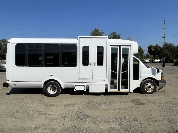 2014-chevrolet-express-paratransit-bus-image-3