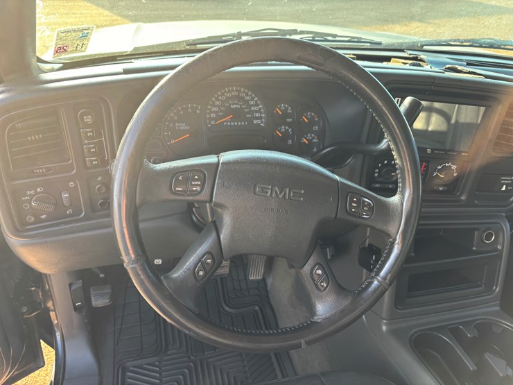 2004-gmc-1500-image-9