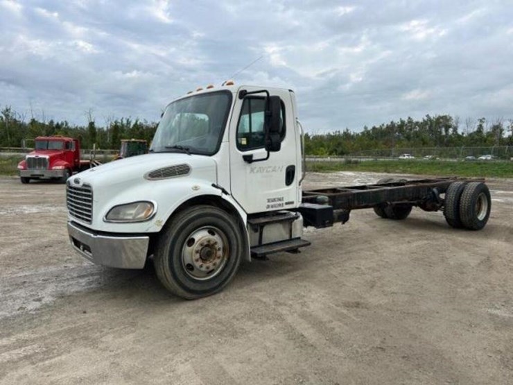 2006-freightliner-business-class-m2-106-image-1