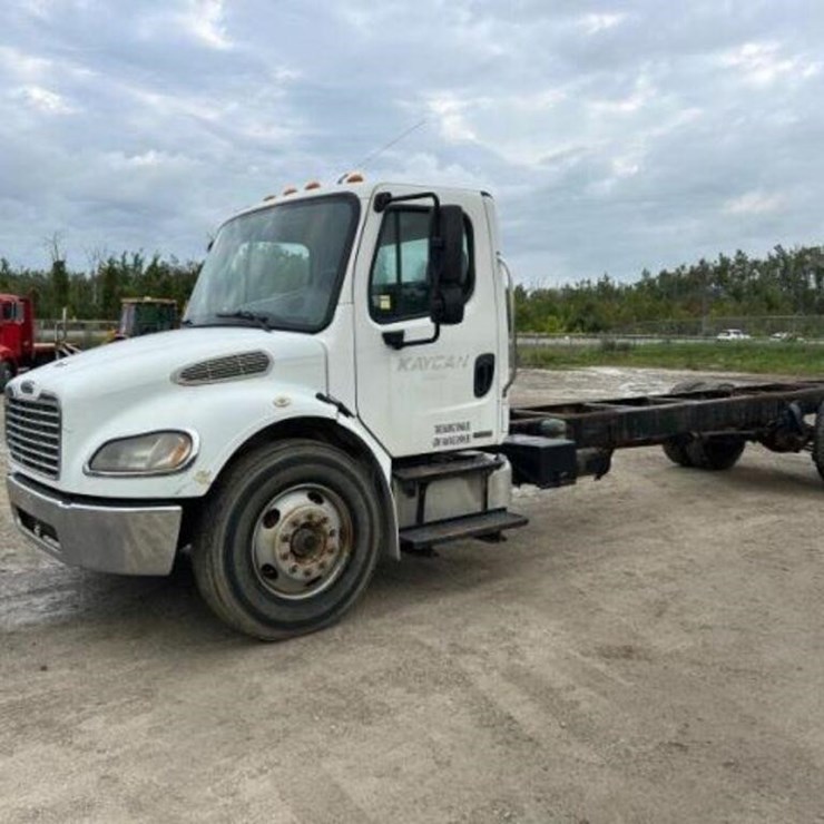2006 FREIGHTLINER BUSINESS CLASS M2 106