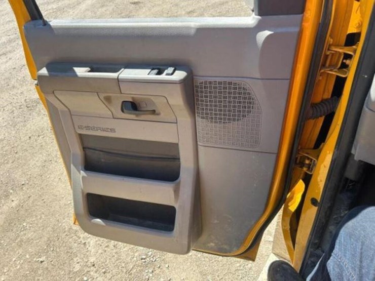 2010-ford-cargo-image-11