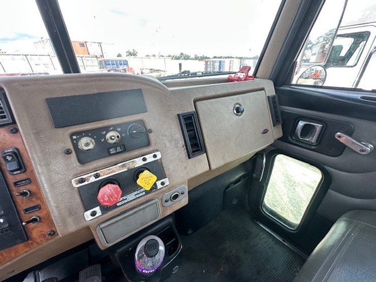 2008-peterbilt-335-image-44