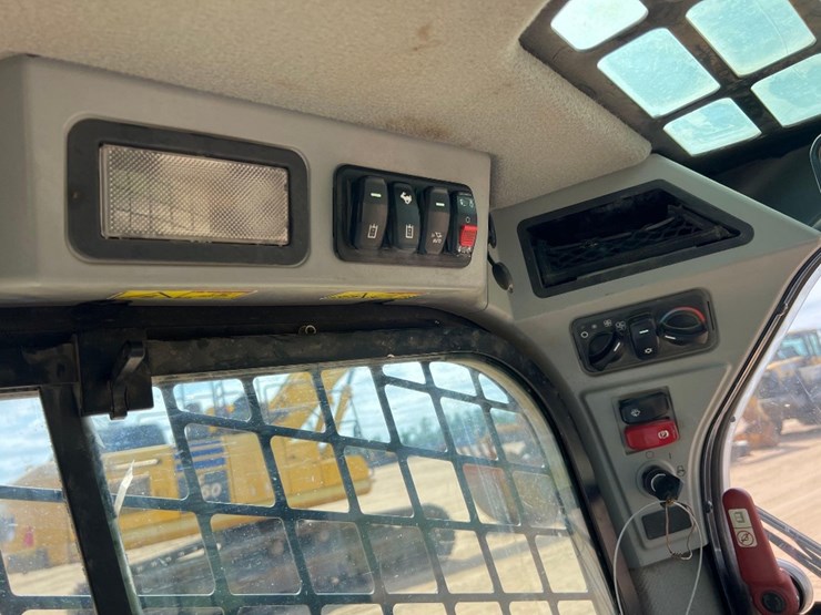 2020-caterpillar-299d3-image-32