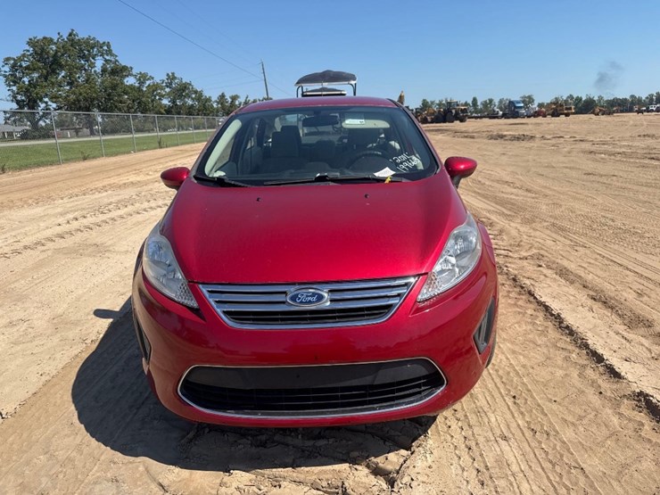 2011-ford-fiesta-se-car-image-3