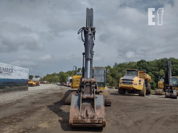 2021-deere-250g-lc-image-2