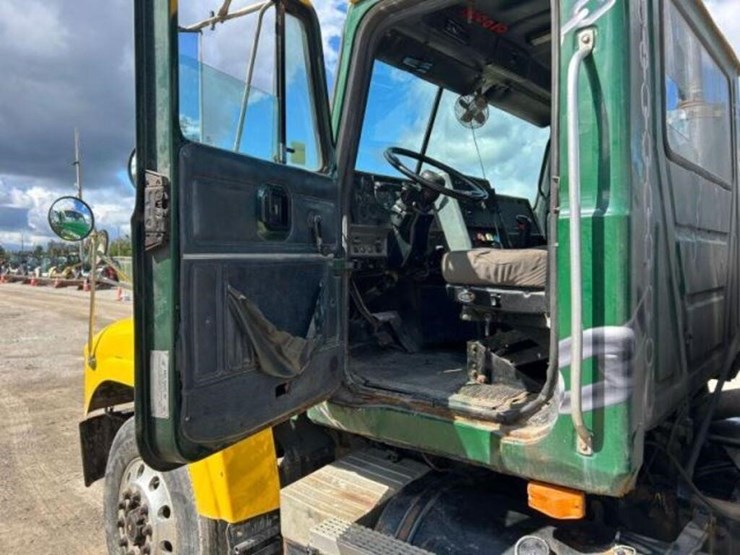 1999-mack-ch613-image-22