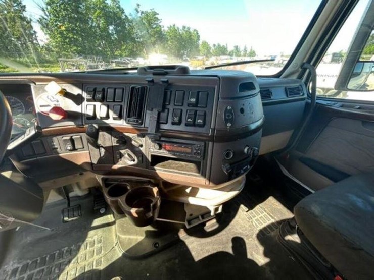 2015-volvo-t/a-hiway-tractor---sleeper-4v4nc9eh3fn-image-15