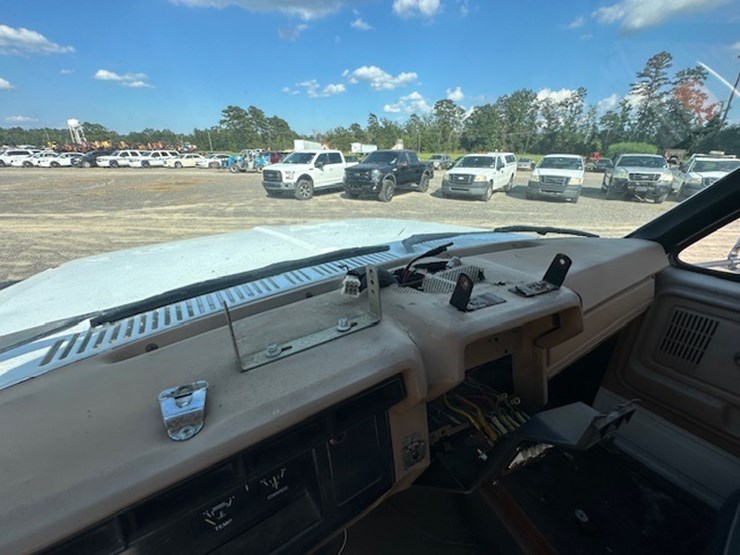 1983-ford-7000-image-42