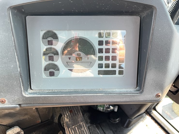 2015-deere-344k-image-16