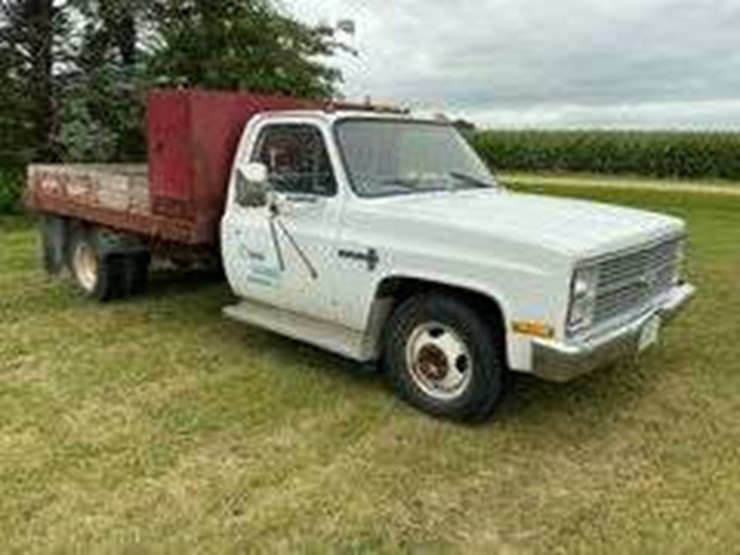 1983-chevy-custom-deluxe-30,-1-ton-service-truck-image-4