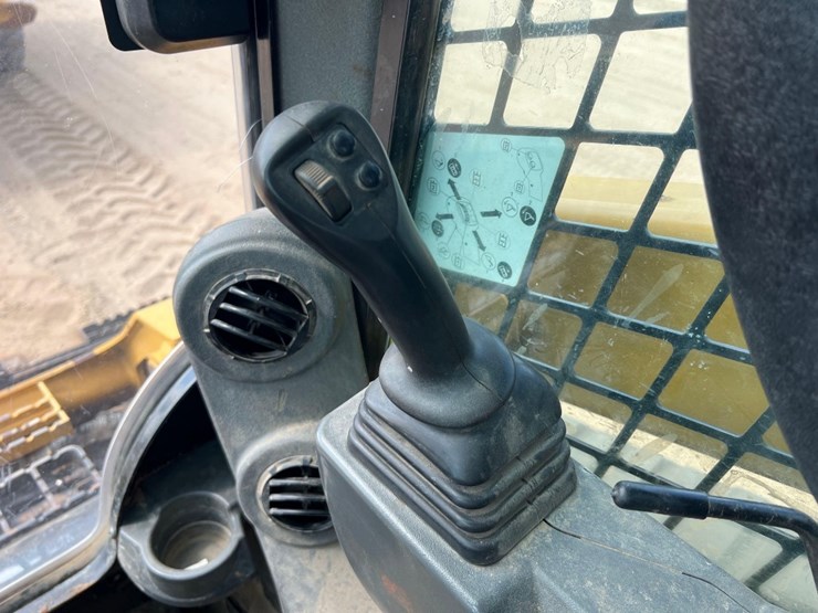2020-caterpillar-299d3-image-29