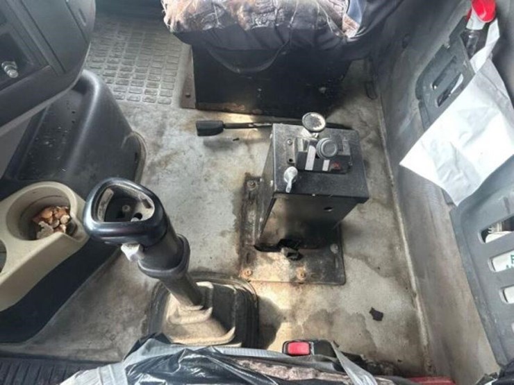 2005-volvo-tri/a-dump-truck-4v5k99gh55n391882-image-15