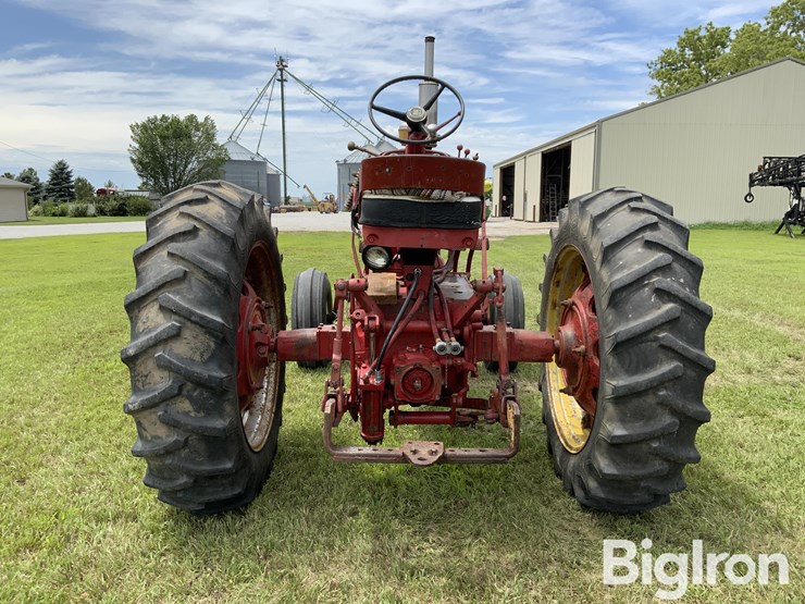mccormick-farmall-560-2wd-tractor-image-6