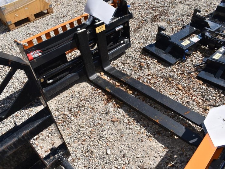 skid-steer-hydraulic-pallet-fork-image-1
