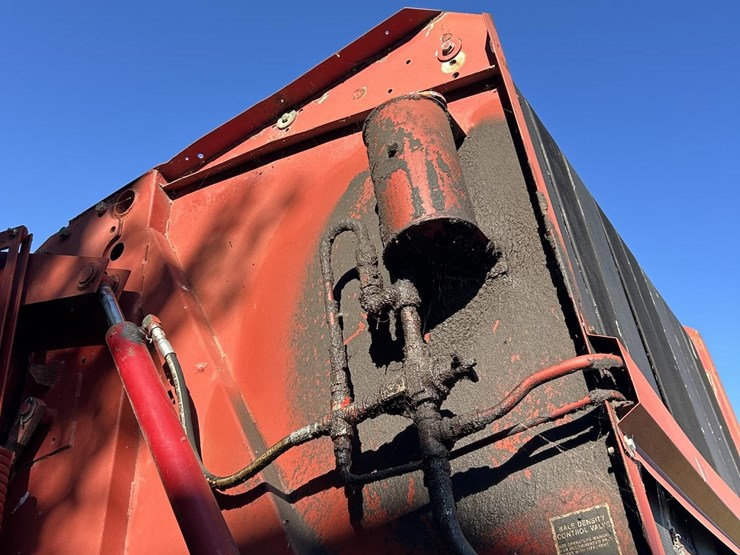 new-holland-660-image-28