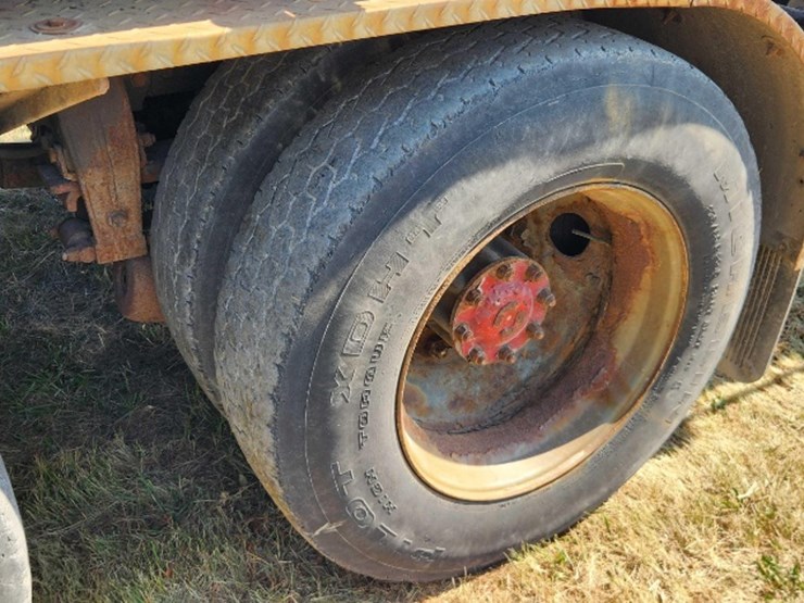 1986-peterbilt-359-image-10