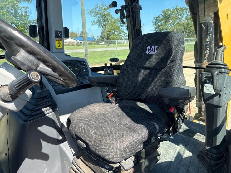 2019-caterpillar-420f2-image-23