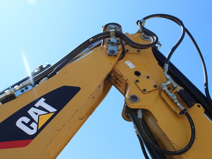 2020-caterpillar-420f2-it-image-10
