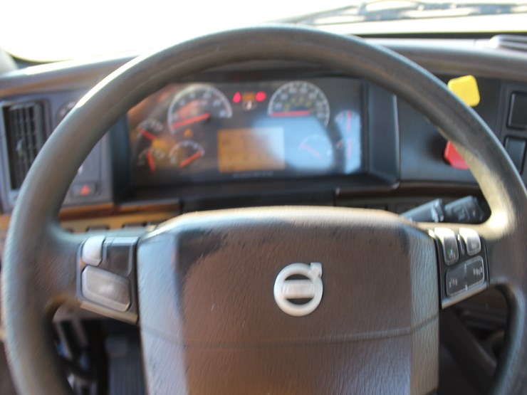 2015-volvo-vnl42t300-image-14