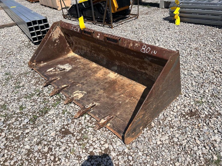 bobcat-80"-quick-attach-tooth-bucket-image-1
