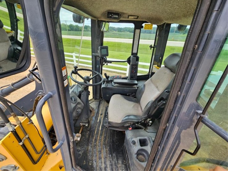 2012-deere-624k-image-45