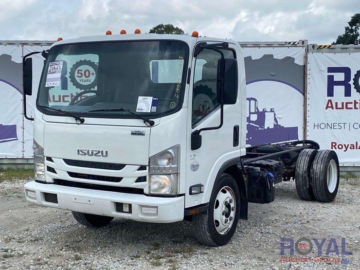 2016-isuzu-npr-image-1