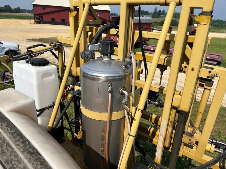 rogator-664-sprayer-image-14