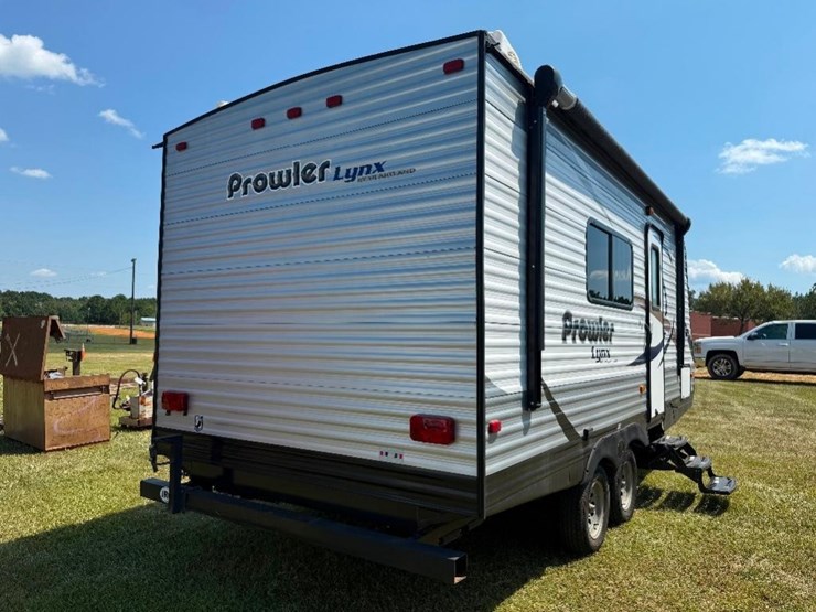 2015-lynx-by-heartland-prowler-camper-(20',-model-image-6