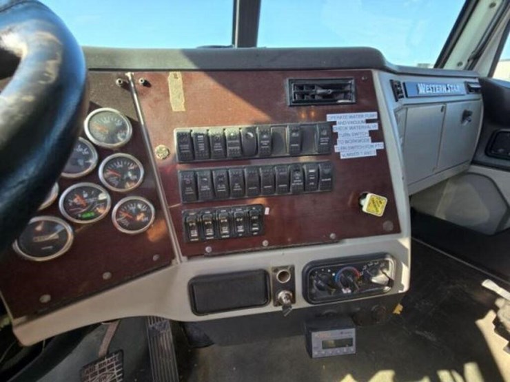 2014-western-star-4900sb-image-22