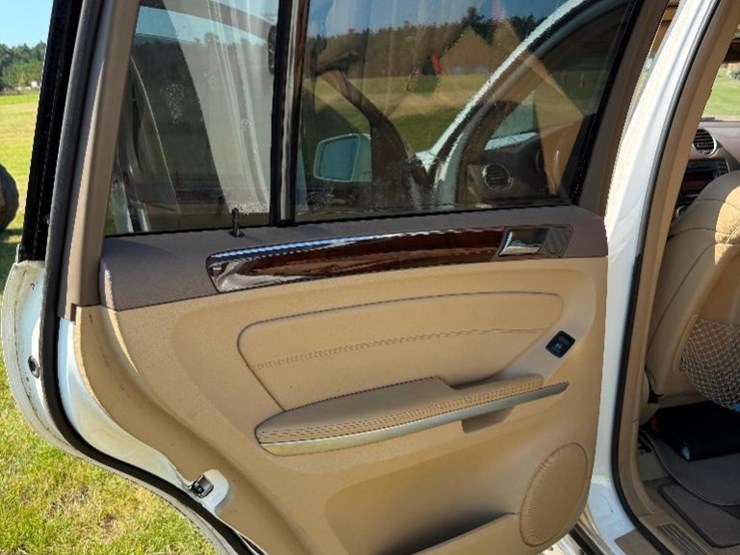 2011-mercedes-benz-gl450-image-12