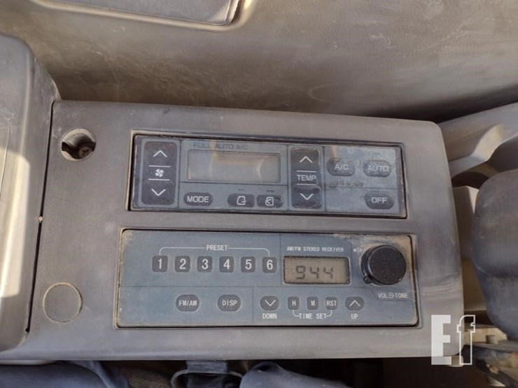 2010-deere-120d-image-10