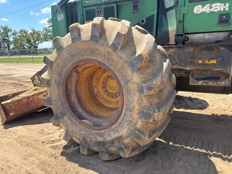 2010-deere-648h-image-10