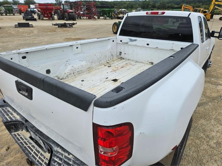 2011-gmc-3500-image-13