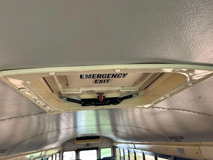 2004-ic-corporation-3000ic-school-bus-image-17