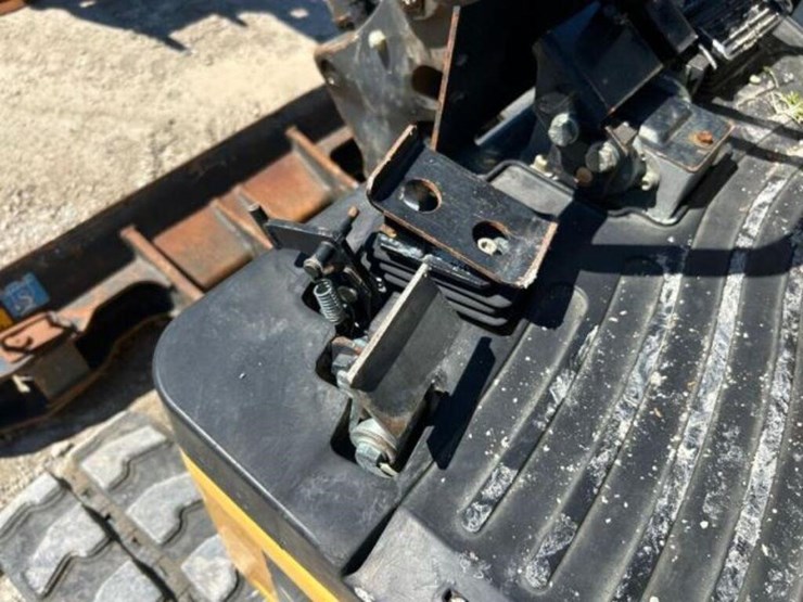 2015-deere-17g-image-17