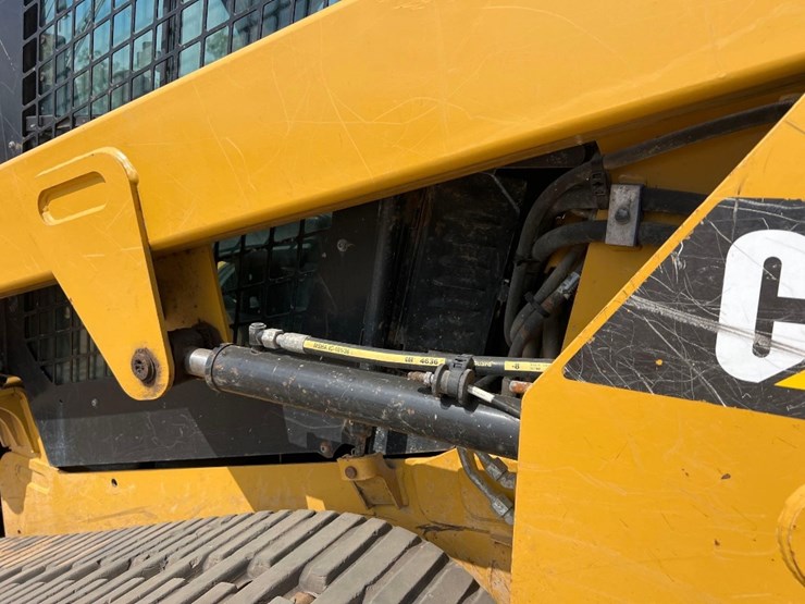 2019-caterpillar-239d-image-12