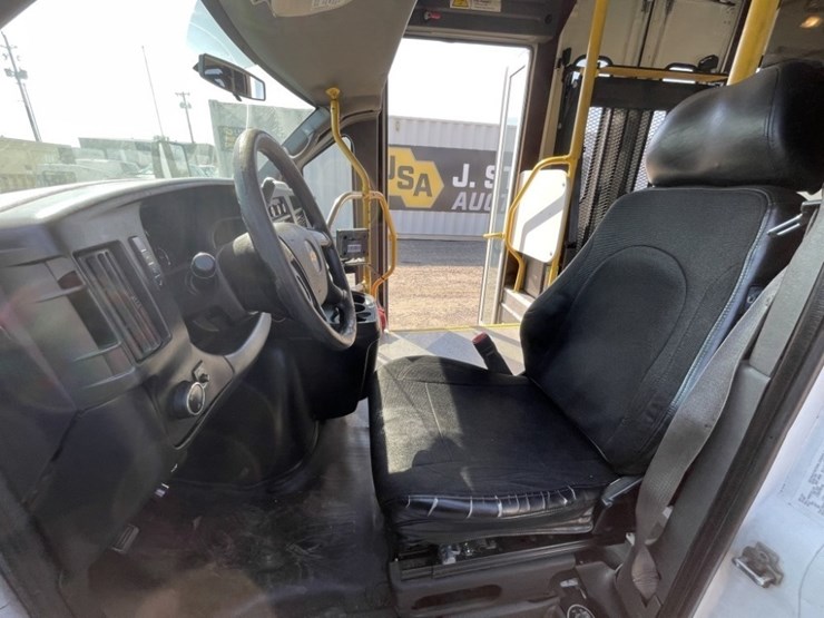 2014-chevrolet-express-paratransit-bus-image-21