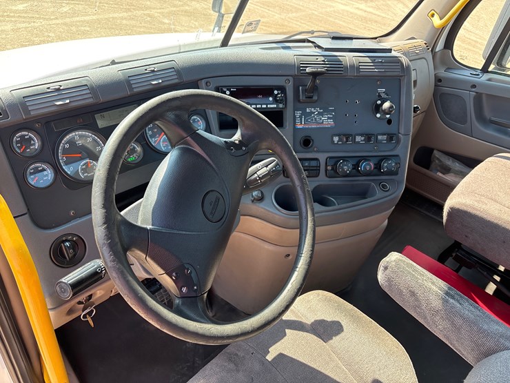 #208-•-2016-freightliner-cascadia-image-9