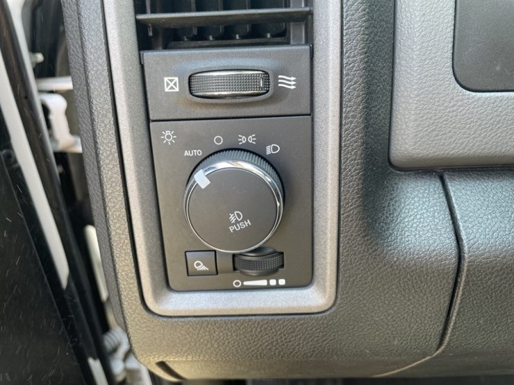 2017-dodge-ram-1500-crew-cab-4x4-pickup-image-24
