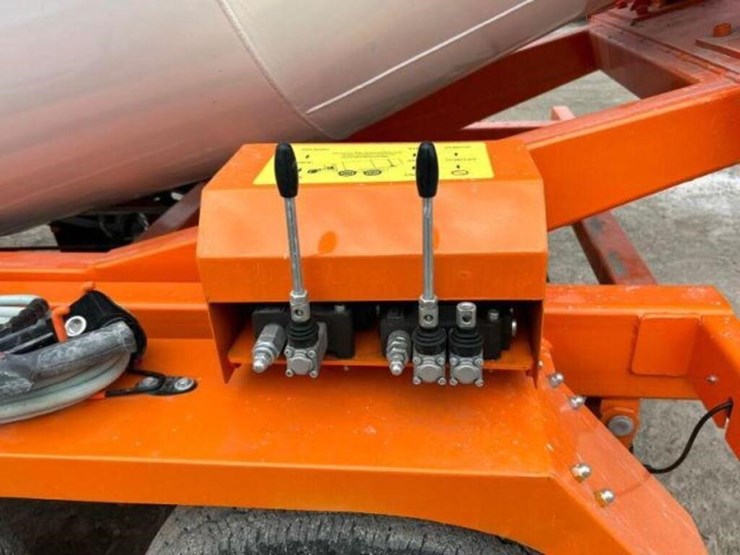 2024-1.5-cubic-meter-tow-behind-tri/a-concrete-fil-image-29