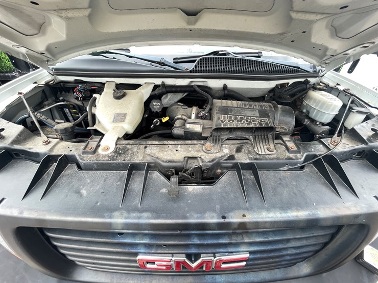#9856-•-2011-gmc-box-truck-(has-wi-title)-image-27